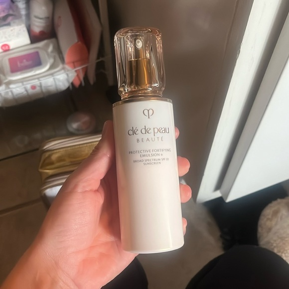 Cle De Peau Protective Fortifying Emulsion SPF 22 - Picture 1 of 2